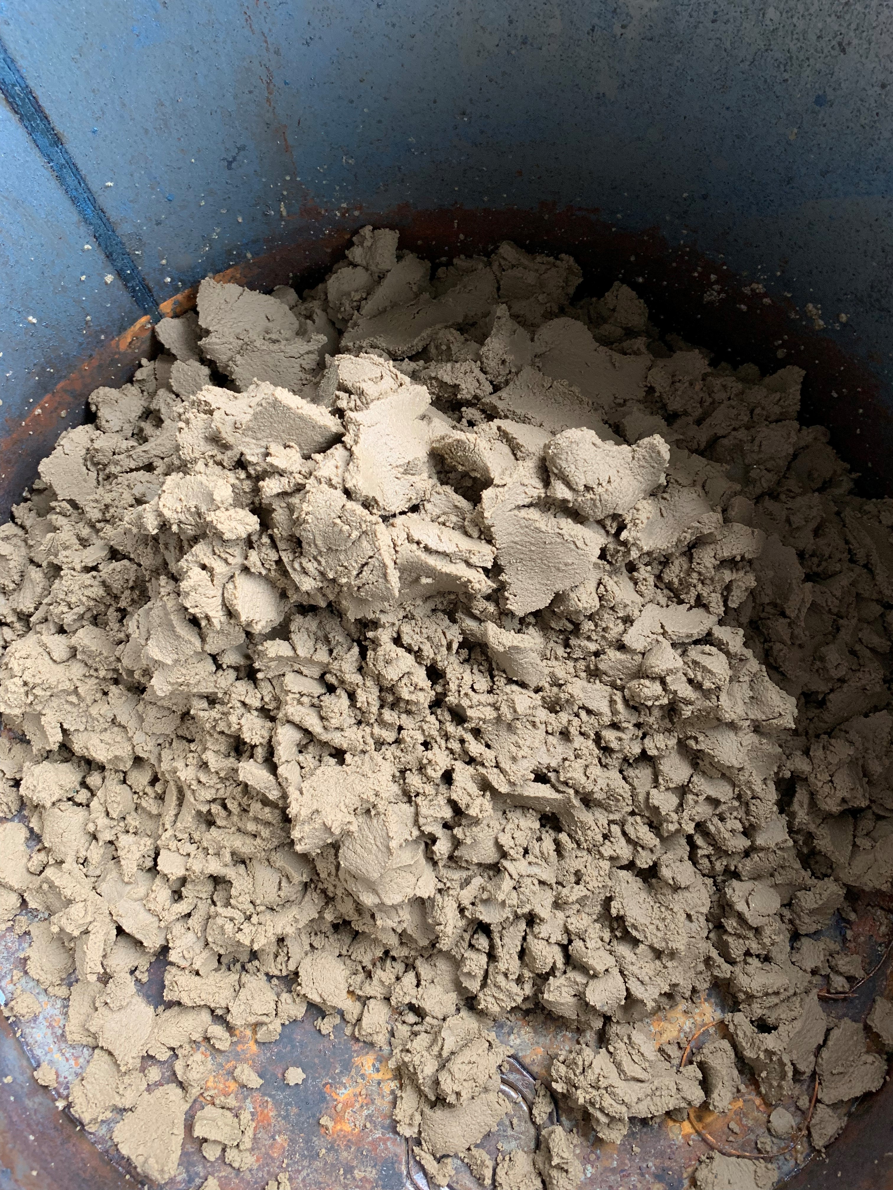 Bùn máy ép bùn trục vít sau khi được ép