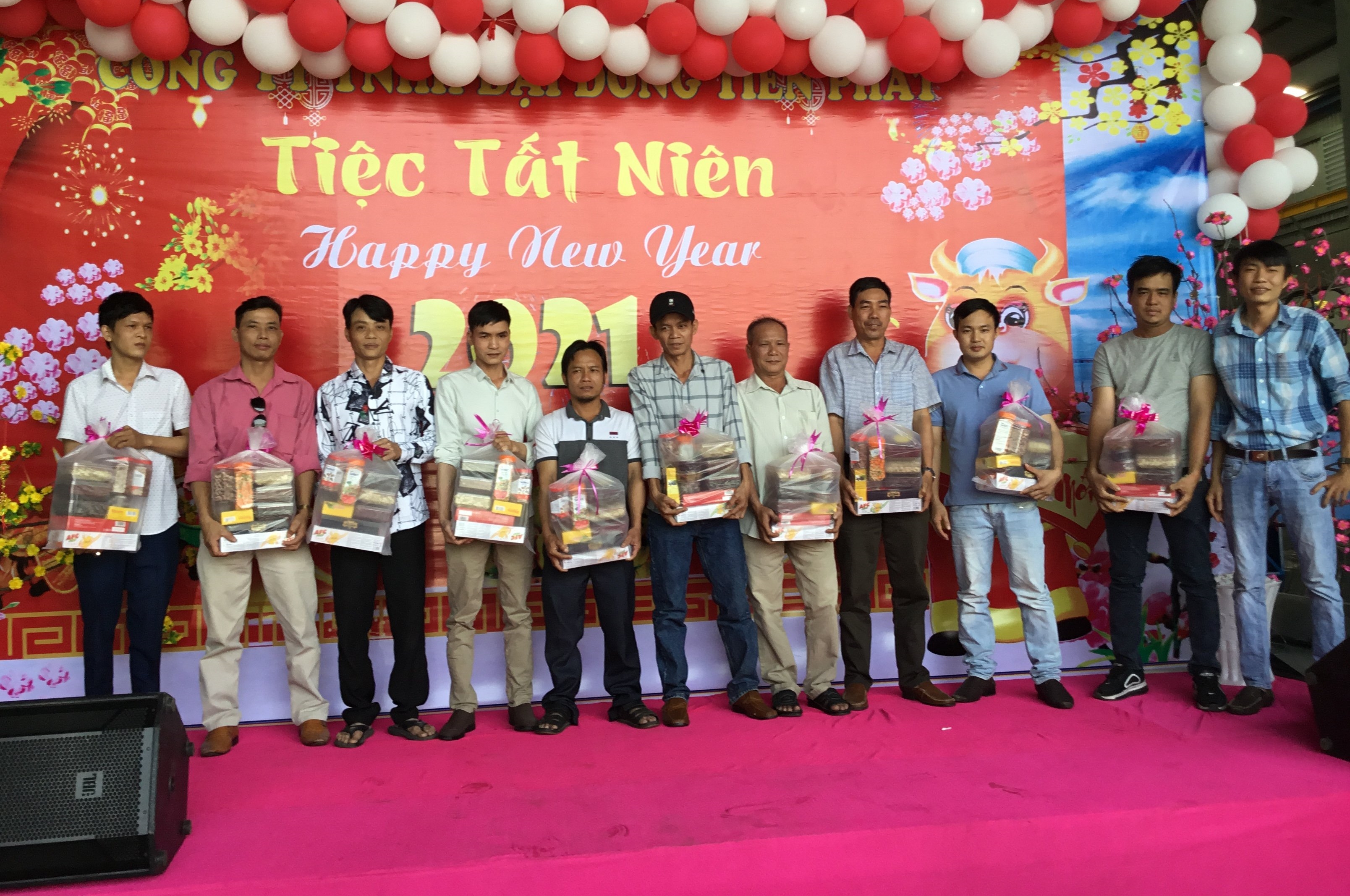 Anh Hứa Quý Sang - Nhân viên bộ phận Kinh Doanh trao quà tết
